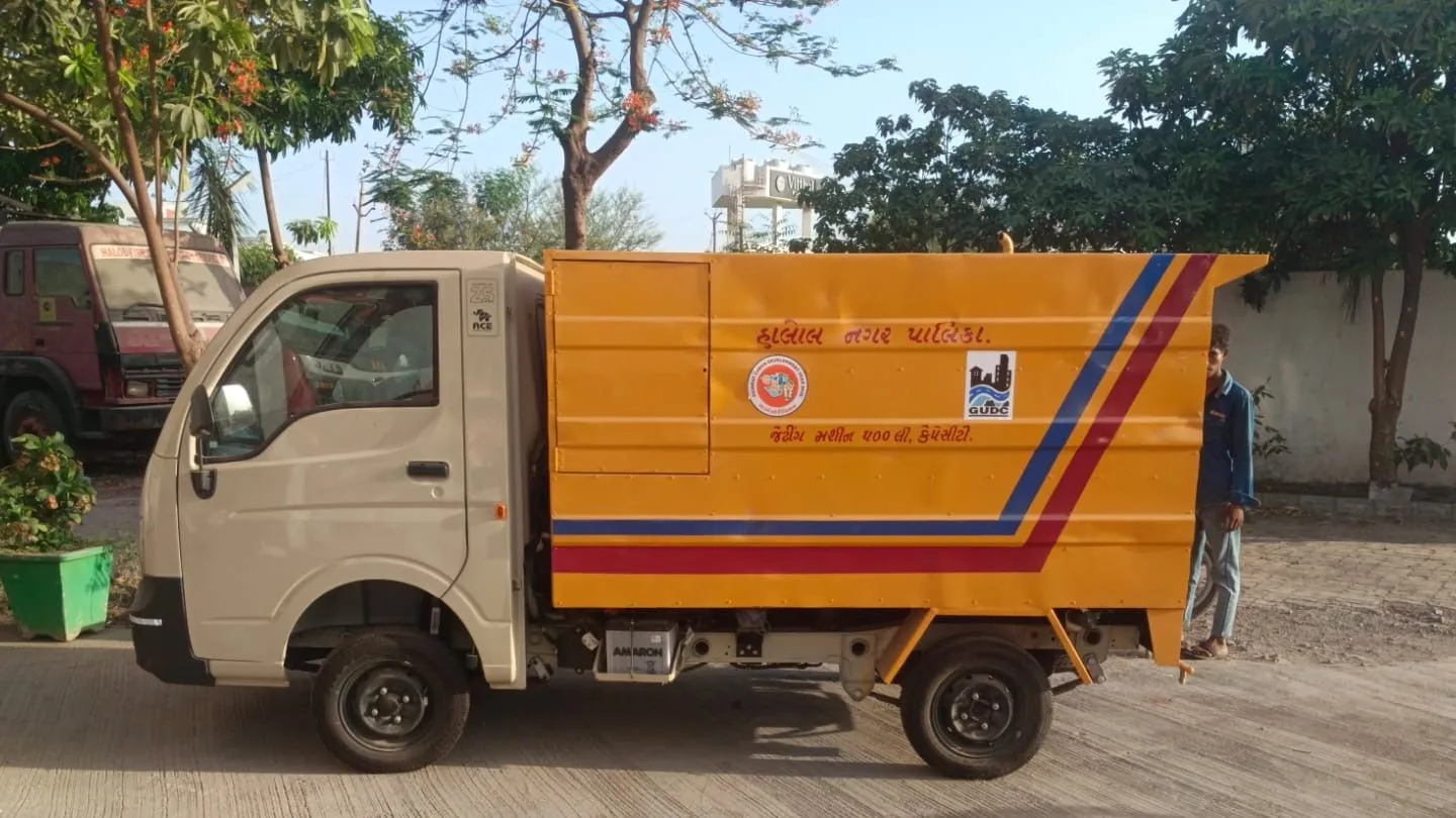 A 500-litre jetting machine mounted on a light commercial vehicle, lettered for Halol Nagarpalika and GUDC, operated and maintained by J Kachrewala