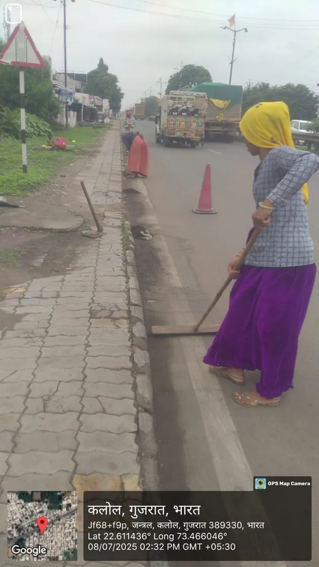 A sweeping worker clearing a divider road in Kaalol